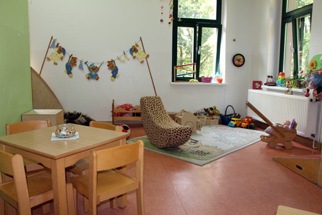 Im Gruppenraum der Kita "Flohkiste" befindet sich ein Wippsessel, sowie diverses Spielzeug.