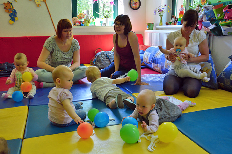 Gruppe Mütter mit spielenden Babys