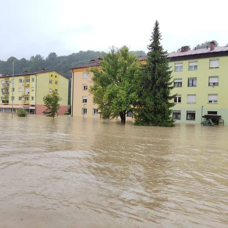 Fluss ist über Ufer getreten und dringt in Häuser ein