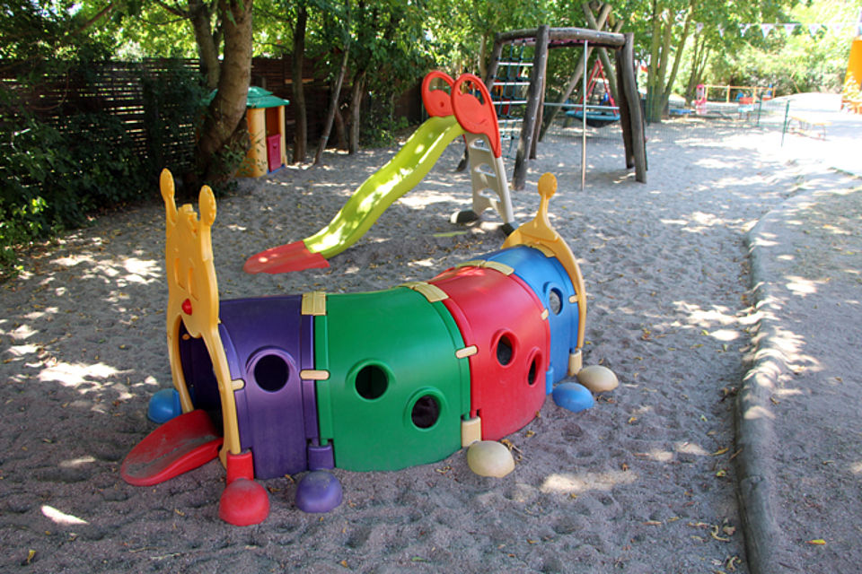 Spielgerät im Garten der Kita "Dr. Bärchen"