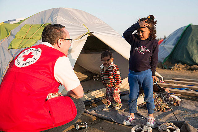 Ein Mitarbeiter des DRK in einem Flüchtlingscamp