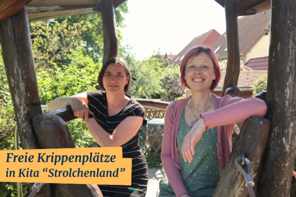 zwei Frauen sitzen auf Holzgestell, Schriftzug: Freie Krippenplätze in Kita Strolchenland