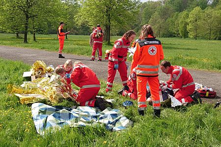 Gruppe Rettungsschwimmer:innen an Erste-Hilfe-Station