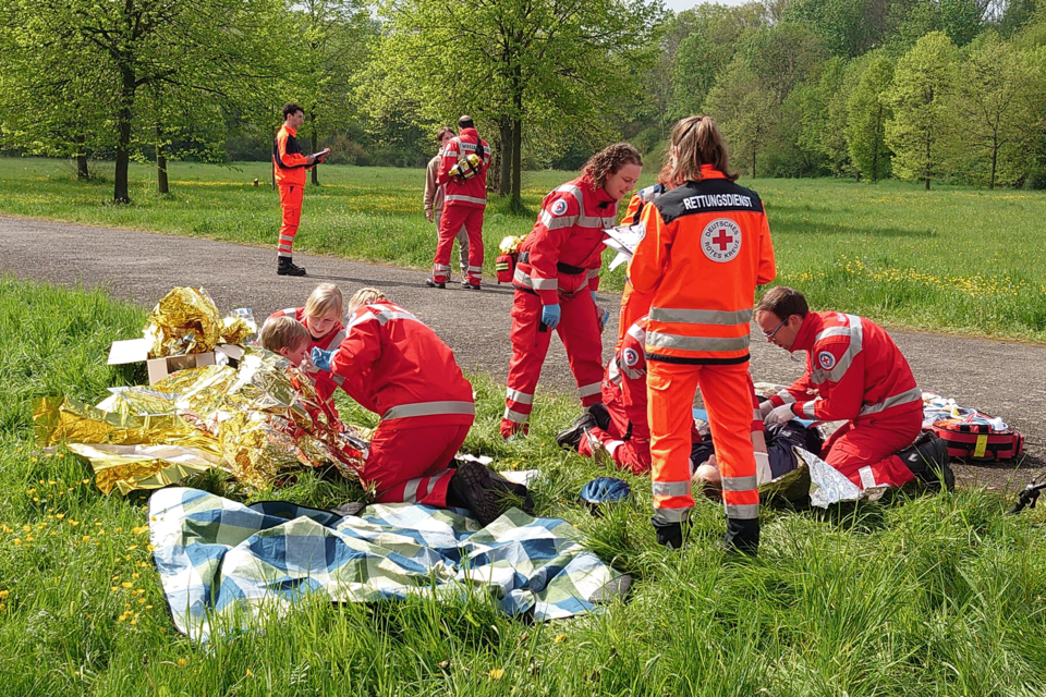 Gruppe Rettungsschwimmer:innen an Erste-Hilfe-Station