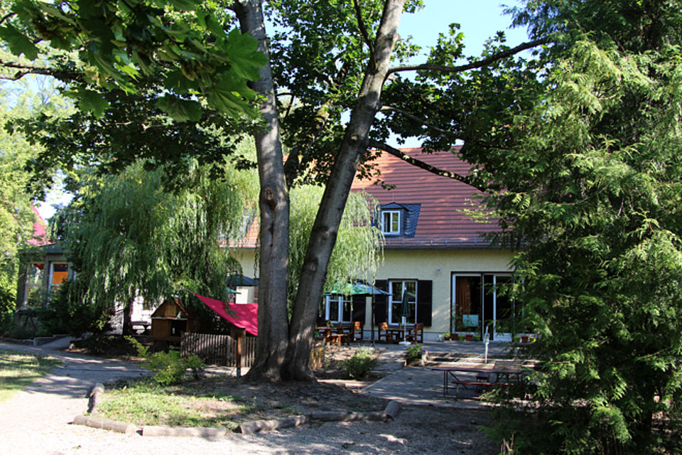 Villa inmitten eines großen Gartens mit altem Baumbestand