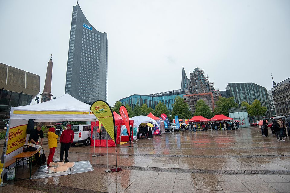 Ständer der Partner des Aktionsbündnisses auf dem Augsustusplatz im Regen